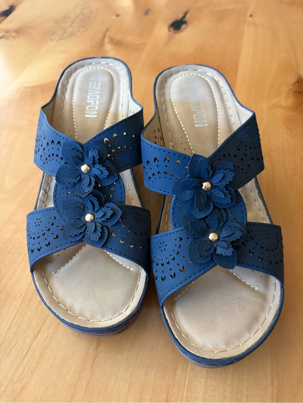 Temofon Women's Floral Slide Sandals — White and Navy - Picture 4 of 7
